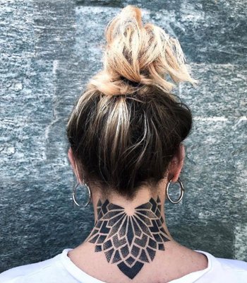  Tatouage mandala sur la nuque et le haut du dos